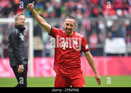 ARCHIVE PHOTO: Franck RIBERY sera 40 ans sur 7 avril 2023, Franck RIBERY (FC Bayern Munich) après la fin du jeu, vagues, adieu, pouce vers le haut, pouces vers le haut, geste, action, image unique, motif unique coupé, demi-figurine, demi-chiffre. Football 1. Bundesliga, 32.matchday, matchday32, FC Bayern Munich M) - Hanovre 96 (H) 3-1, le 05/04/2019 à Munich ALLIANZARENA, LA RÉGLEMENTATION DFL INTERDIT TOUTE UTILISATION DE PHOTOGRAPHIES COMME SÉQUENCES D'IMAGES ET/OU QUASI-VIDÉO. ? Banque D'Images