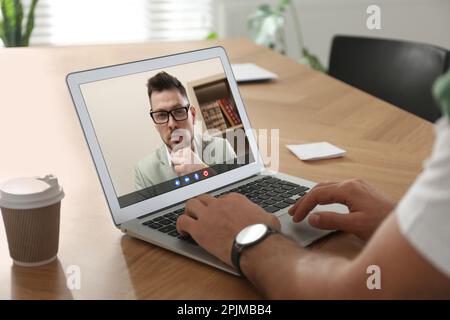 Homme utilisant un ordinateur portable pour étudier en ligne, gros plan. Concept de séminaire en ligne Banque D'Images