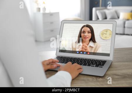 Femme utilisant un ordinateur portable pour étudier en ligne, gros plan. Concept de séminaire en ligne Banque D'Images