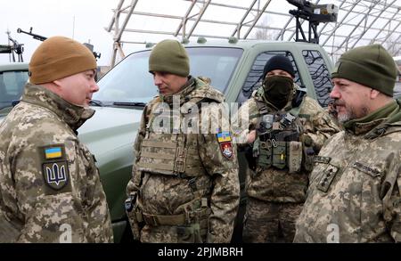 HOSTOMEL (UKRAINE) - le 1 AVRIL 2023 - Commandant des forces interarmées le Lieutenant général Serhii Naiev (L) assiste à la cérémonie pour transmettre 10 Ford F250 et Banque D'Images