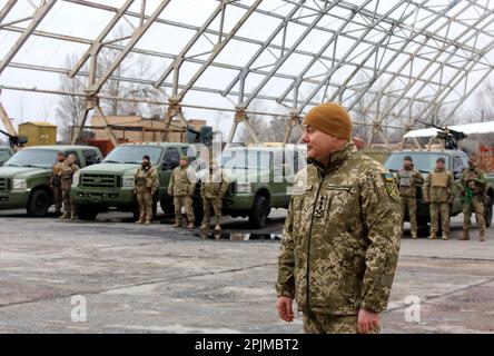 HOSTOMEL (UKRAINE) - le 1 AVRIL 2023 - Commandant des forces interarmées le Lieutenant général Serhii Naiev assiste à la cérémonie pour transmettre 10 Ford F250 et F350 Banque D'Images