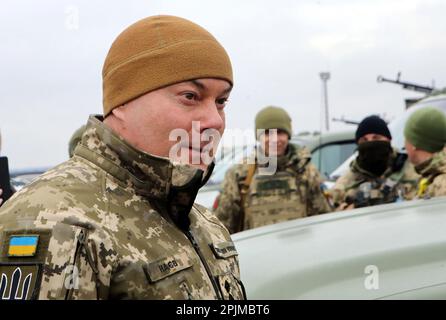 HOSTOMEL (UKRAINE) - le 1 AVRIL 2023 - Commandant des forces interarmées le Lieutenant général Serhii Naiev assiste à la cérémonie pour transmettre 10 Ford F250 et F350 Banque D'Images