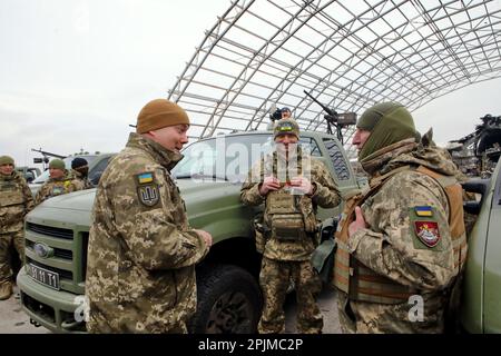 HOSTOMEL (UKRAINE) - le 1 AVRIL 2023 - Commandant des forces interarmées le Lieutenant général Serhii Naiev (L) assiste à la cérémonie pour transmettre 10 Ford F250 et Banque D'Images