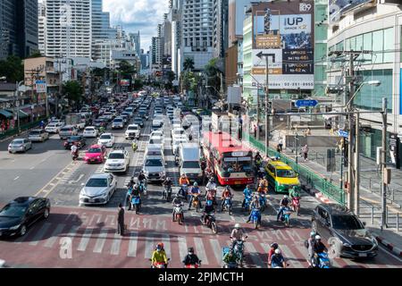 Circulation dans le quartier d'Asok (Asoke) à Bangkok Banque D'Images