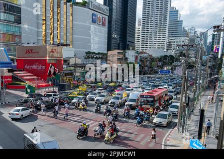 Circulation dans le quartier d'Asok (Asoke) à Bangkok Banque D'Images