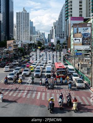 Circulation dans le quartier d'Asok (Asoke) à Bangkok Banque D'Images