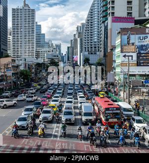 Circulation dans le quartier d'Asok (Asoke) à Bangkok Banque D'Images