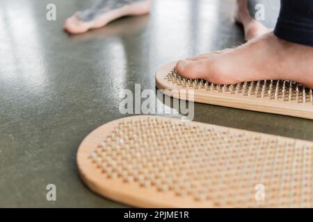 Vue rognée de l'homme debout sur le tableau de sadhu en cours de yoga, image de stock Banque D'Images