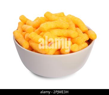 Beaucoup de gouffettes de maïs savoureuses cheesy dans un bol isolé sur blanc Banque D'Images