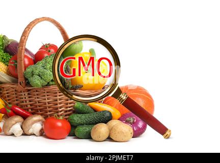 Regardez à travers la loupe sur les légumes frais sur fond blanc. Concept GMO Banque D'Images