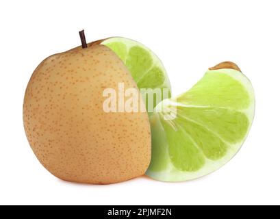 Poire de pomme génétiquement modifiée avec lime sur fond blanc Banque D'Images