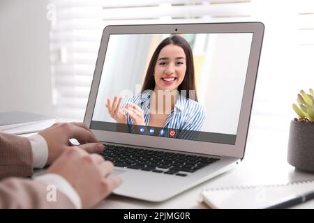 Femme utilisant un ordinateur portable pour étudier en ligne, gros plan. Concept de séminaire en ligne Banque D'Images