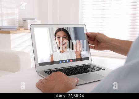 Homme utilisant un ordinateur portable pour étudier en ligne, gros plan. Concept de séminaire en ligne Banque D'Images