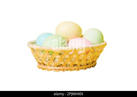 Panier d'œufs de Pâques colorés isolés sur fond blanc. Panier de Pâques rempli d'œufs de couleur vue du dessus concept de vacances . Banque D'Images