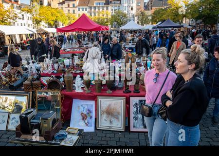 Les acheteurs se promènent parmi les étals vendant des antiquités et des curiosités au marché aux puces - le marché aux puces - dans le quartier de Marollen à Bruxelles, en Belgique. Banque D'Images