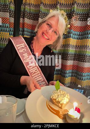 Dessert festif de Tres Leches Cake et bougie éclairée servi dans un restaurant mexicain haut de gamme, El Rio Grande, NYC, Etats-Unis, 2022 Banque D'Images