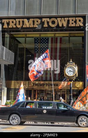 Les partisans de Pro Trump manifestent pacifiquement devant la Trump Tower sur Fifth Avenue, 2023, New York City, États-Unis Banque D'Images