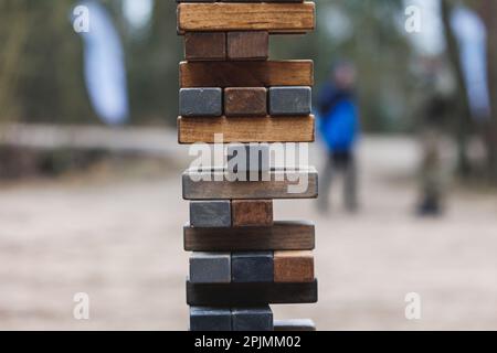 Jeu de tour Jenga dans la nature. Gros plan du jeu de blocs de bois Jenga. Concept de gestion des risques. Photo de haute qualité Banque D'Images