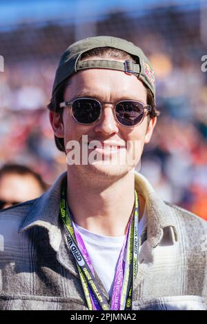 MELBOURNE, AUSTRALIE - 2 AVRIL : Scotty James, snowboardeuse australienne, sur la grille avant le Grand Prix de Formule 1 australien 2023, le 2nd avril 2023 Banque D'Images