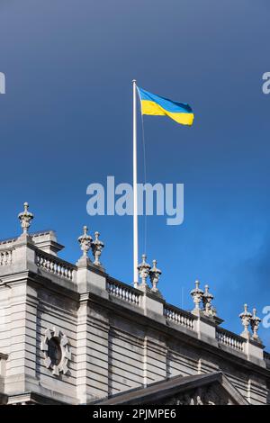 Le drapeau ukrainien flotte au-dessus du bureau gouvernemental du ministère du numérique, de la Culture, des médias et du Sport. Département numérique, Culture, médias et Service des pièces après-vente Banque D'Images