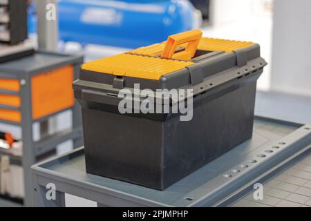 Une boîte à outils en plastique au chariot dans l'atelier Banque D'Images