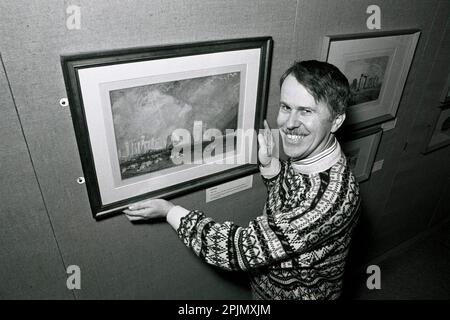 Peter Saunders, conservateur au musée Salisbury, photographié avec Stonehenge de Turners lors d'une exposition dans une galerie en 1990s. Banque D'Images