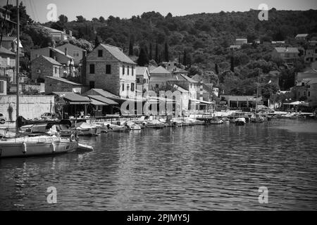 Excursion en bateau au départ de Trogir le long des villages côtiers Banque D'Images