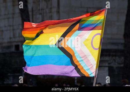 Rome, Italie. 01st avril 2023. Un drapeau de la fierté du progrès intersex-inclusive est vu lors de la manifestation de la Journée transgenre de visibilité à Rome. La manifestation s'inscrit dans le cadre de la Journée transgenre de visibilité, un événement annuel qui se déroule sur 31 mars et qui se consacre à la célébration des personnes transgenres et à la sensibilisation à la discrimination à laquelle sont confrontées les personnes transgenres dans le monde entier. Crédit : SOPA Images Limited/Alamy Live News Banque D'Images