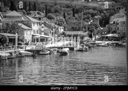 Excursion en bateau au départ de Trogir le long des villages côtiers Banque D'Images