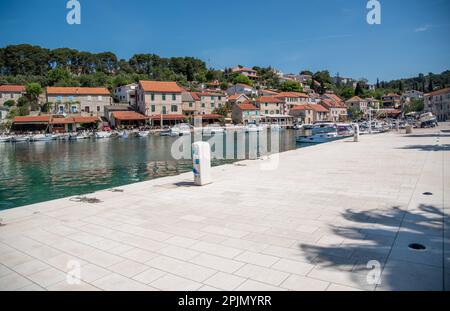 Excursion en bateau au départ de Trogir le long des villages côtiers Banque D'Images