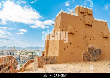 Hail ville centre-ville et les murs de la forteresse Arabian Aarif se tenant sur la colline, Hail, Arabie Saoudite Banque D'Images