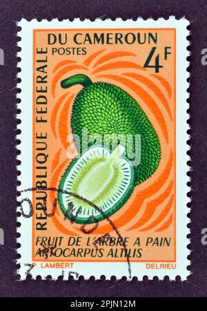 Timbre-poste annulé imprimé par le Cameroun, qui montre Artocarpus Altilis; pain, vers 1967. Banque D'Images