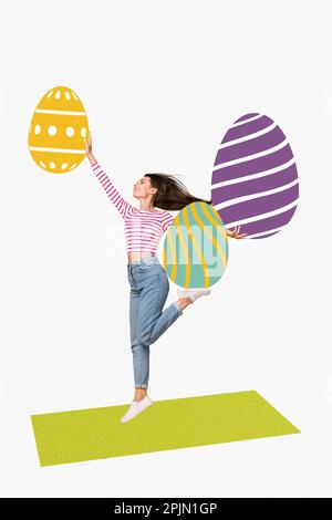 Image de collage vertical de la fille excitée positive jump tenir les gros oeufs peints de pâques isolés sur fond créatif Banque D'Images