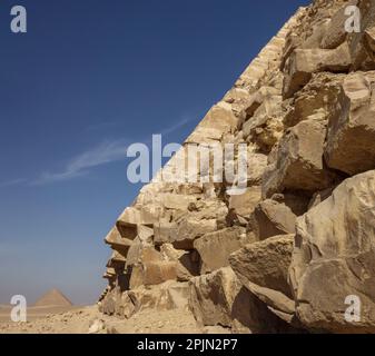 Gros plan de la structure de la pyramide courbée à Dahshur, en Basse-Égypte, avec la pyramide rouge dans le fond du sol Banque D'Images