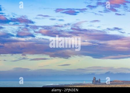 Rochers de basalte de Lonndrangar, phare de Malarrif, Islande Banque D'Images