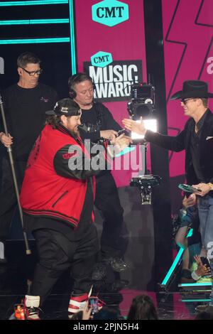 Le prix JELLY ROLL, alias JASON DEFORD, accepte un prix pour la vidéo masculine révolutionnaire de l'année lors des 2023 Country Music Television (CMT) Music Awards qui ont eu lieu pour la première fois à Austin, au Texas, sur 2 avril 2023 au Moody Center, avant une foule vendue. Crédit : Bob Daemmrich/Alay Live News Banque D'Images