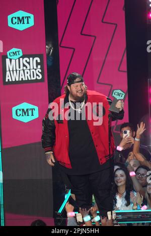 Le prix JELLY ROLL, alias JASON DEFORD, accepte un prix pour la vidéo masculine révolutionnaire de l'année lors des 2023 Country Music Television (CMT) Music Awards qui ont eu lieu pour la première fois à Austin, au Texas, sur 2 avril 2023 au Moody Center, avant une foule vendue. Crédit : Bob Daemmrich/Alay Live News Banque D'Images