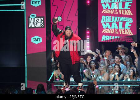 Le prix JELLY ROLL, alias JASON DEFORD, accepte un prix pour la vidéo masculine révolutionnaire de l'année lors des 2023 Country Music Television (CMT) Music Awards qui ont eu lieu pour la première fois à Austin, au Texas, sur 2 avril 2023 au Moody Center, avant une foule vendue. Crédit : Bob Daemmrich/Alay Live News Banque D'Images