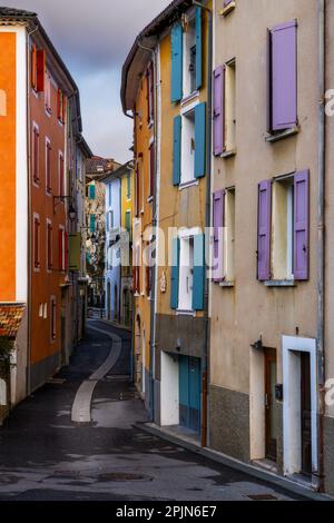 Castellane, France - 8 mars 2023 : rue de village étroite au centre de Castellane avec des maisons colorées Banque D'Images