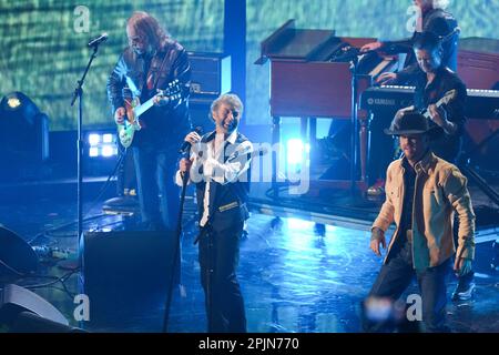 Une finale en hommage à Lynyrd Skynyrd mettant en vedette CODY JOHNSON, PAUL RODGERS et WARREN HAYNES aux Country Music Television (CMT) Music Awards 2023, qui ont eu lieu pour la première fois à Austin, au Texas, sur 2 avril 2023, au Moody Center, avant une foule vendue. Crédit : Bob Daemmrich/Alay Live News Banque D'Images