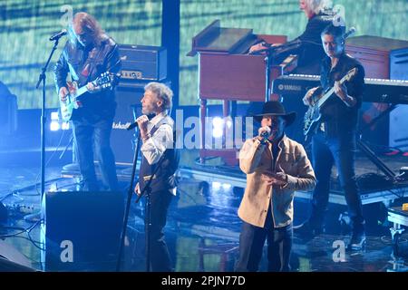 Une finale en hommage à Lynyrd Skynyrd mettant en vedette CODY JOHNSON, PAUL RODGERS et WARREN HAYNES aux Country Music Television (CMT) Music Awards 2023, qui ont eu lieu pour la première fois à Austin, au Texas, sur 2 avril 2023, au Moody Center, avant une foule vendue. Crédit : Bob Daemmrich/Alay Live News Banque D'Images