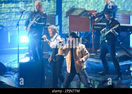 Une finale en hommage à Lynyrd Skynyrd mettant en vedette CODY JOHNSON, PAUL RODGERS et WARREN HAYNES aux Country Music Television (CMT) Music Awards 2023, qui ont eu lieu pour la première fois à Austin, au Texas, sur 2 avril 2023, au Moody Center, avant une foule vendue. Crédit : Bob Daemmrich/Alay Live News Banque D'Images