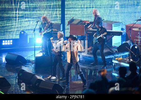 Une finale en hommage à Lynyrd Skynyrd mettant en vedette CODY JOHNSON, PAUL RODGERS et WARREN HAYNES aux Country Music Television (CMT) Music Awards 2023, qui ont eu lieu pour la première fois à Austin, au Texas, sur 2 avril 2023, au Moody Center, avant une foule vendue. Crédit : Bob Daemmrich/Alay Live News Banque D'Images