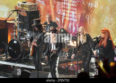 Une finale d'hommage à Lynyrd Skynyrd avec SLASH, BILLY GIBBONS, LEANN RIMES et WYNONNA JUDD aux Country Music Television (CMT) Music Awards 2023, qui ont eu lieu pour la première fois à Austin, Texas, sur 2 avril 2023 au Moody Center, avant une foule vendue. Crédit : Bob Daemmrich/Alay Live News Banque D'Images