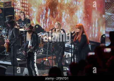 Une finale d'hommage à Lynyrd Skynyrd avec SLASH, BILLY GIBBONS, LEANN RIMES et WYNONNA JUDD aux Country Music Television (CMT) Music Awards 2023, qui ont eu lieu pour la première fois à Austin, Texas, sur 2 avril 2023 au Moody Center, avant une foule vendue. Crédit : Bob Daemmrich/Alay Live News Banque D'Images