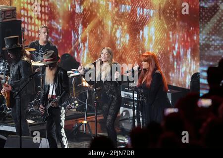 Une finale d'hommage à Lynyrd Skynyrd avec SLASH, BILLY GIBBONS, LEANN RIMES et WYNONNA JUDD aux Country Music Television (CMT) Music Awards 2023, qui ont eu lieu pour la première fois à Austin, Texas, sur 2 avril 2023 au Moody Center, avant une foule vendue. Crédit : Bob Daemmrich/Alay Live News Banque D'Images