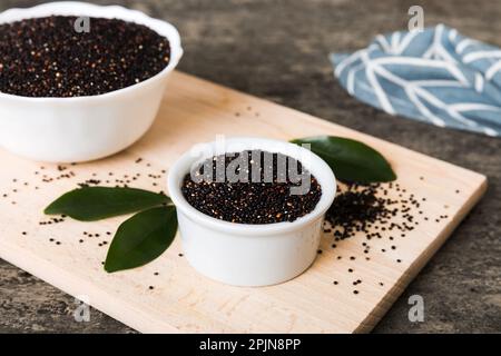 graines de quinoa dans un bol sur fond coloré. Kinwa saine dans un petit bol. Aliments sains. Banque D'Images