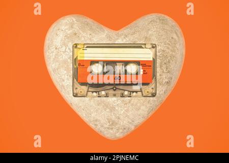 Cassette audio compacte vintage avec coeur sur fond orange Banque D'Images