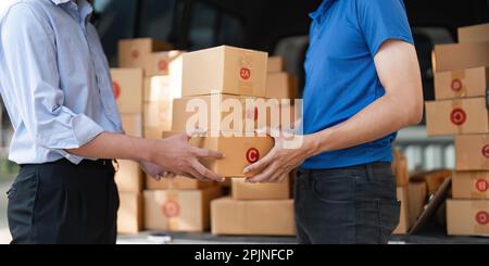Service de livraison à domicile et service de travail esprit. Le client reçoit un colis de boîtes en carton du service de livraison. logistique de livraison Banque D'Images
