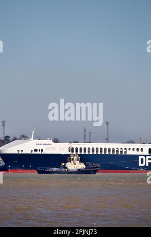 Remorqueur Svitzer Deben aidant un navire à conteneurs au port de Felixstowe. Banque D'Images